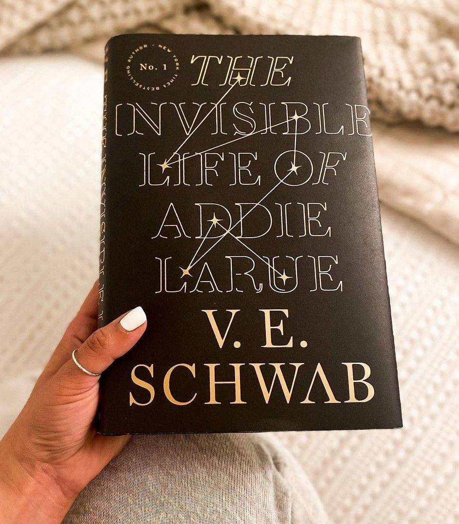 The Invisible Life of Addie Larue oleh V.E. Schwab (instagram.com/bitsofsally)