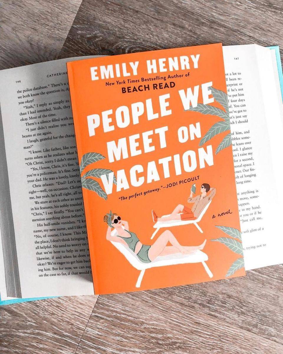 People We Met on Vacation oleh Emily Henry (instagram.com/bookedwithbec)