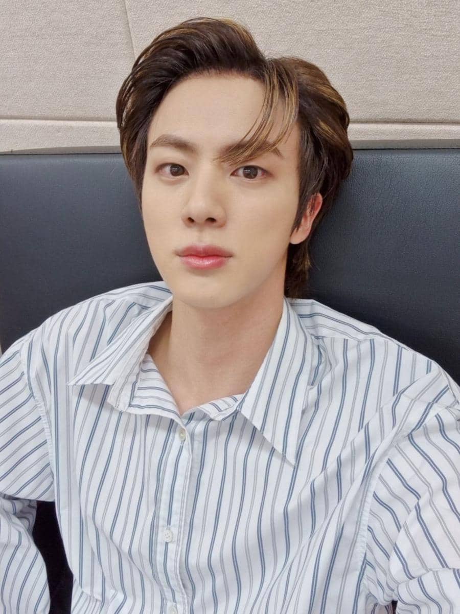 Jin BTS selfie (twitter.com/BTS_twt)