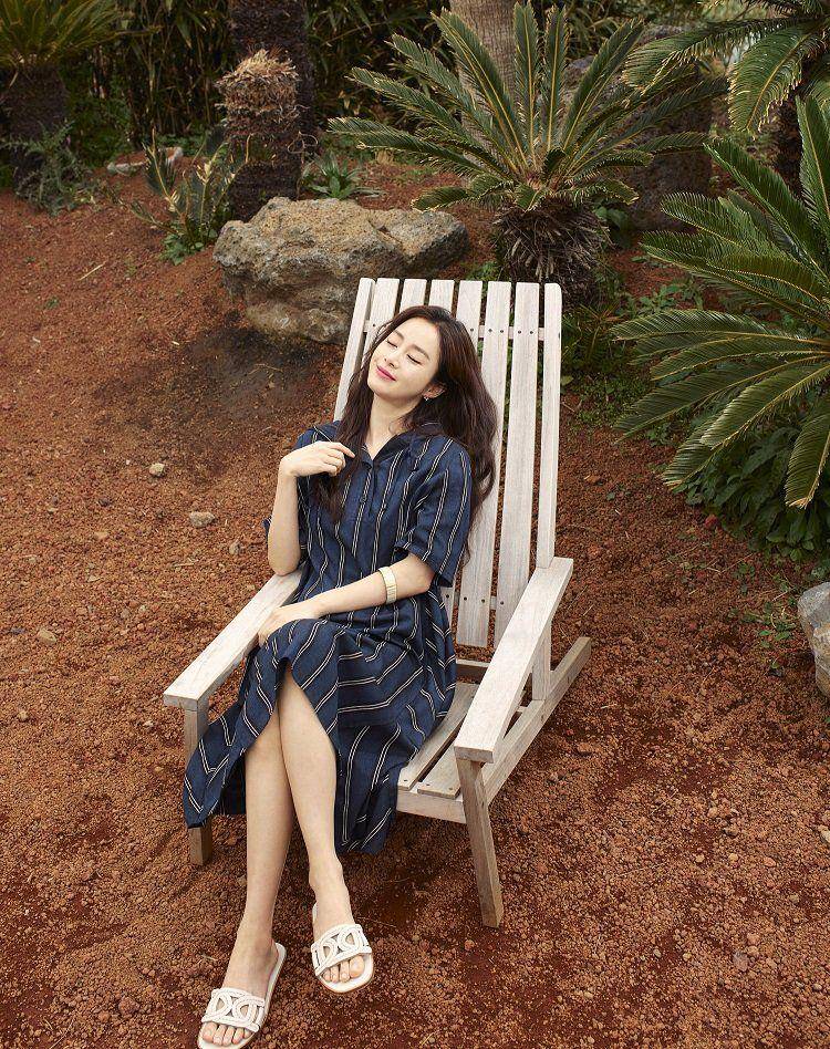 Kim Tae Hee di pemotretan bersama brand Olivia Lauren. (n.news.naver.com)