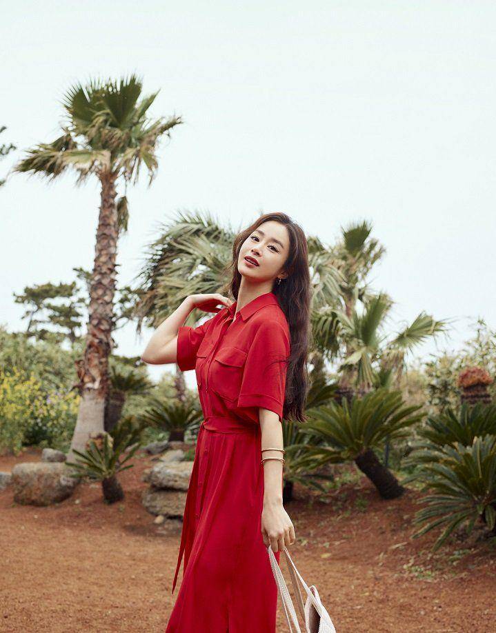 Kim Tae Hee di pemotretan bersama brand Olivia Lauren. (n.news.naver.com)