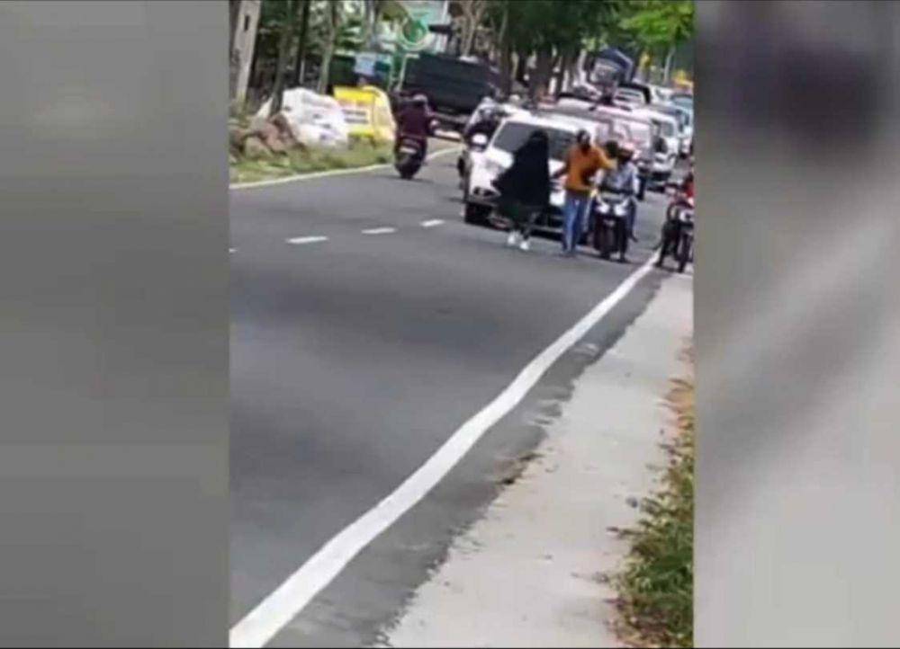 Perempuan viral yang menolak saat dibujuk untuk menepi. Dok.IDN Times/Istimewa