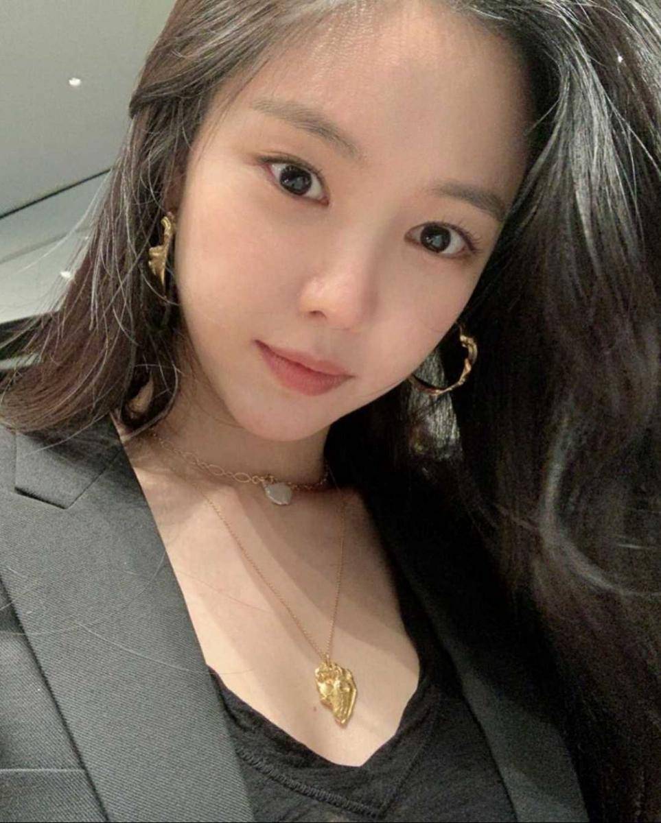 Naeun Apink (instagram.com/marcellasne_)