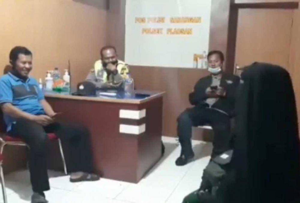 Polisi berbincang dengan perempuan videonya viral. IST