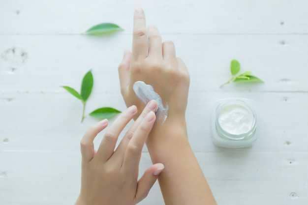 ilustrasi tangan menggunakan moisturizer (freepok.com/jcomp)