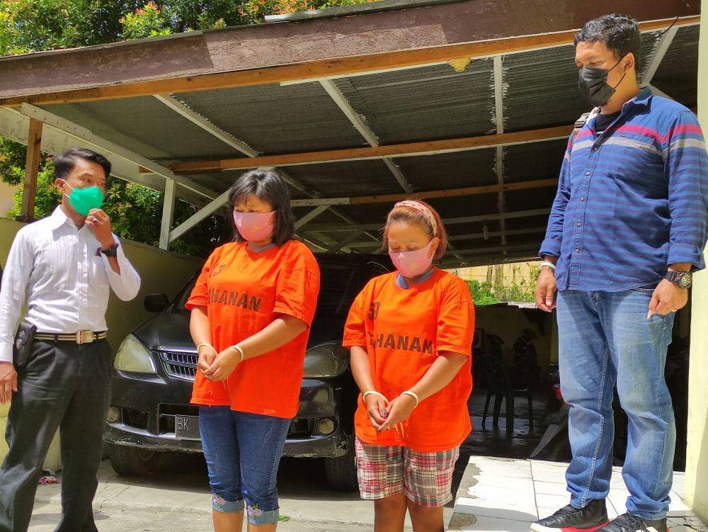 Dua pelaku pembunuh Porta Tumanggor digiring polisi (IDN Times/Patiar Manurung)