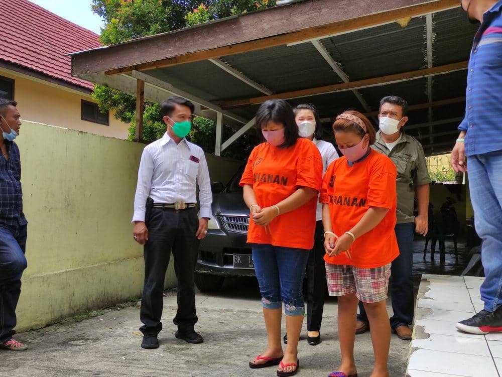 Tersangka kenakan rompi tahanan (IDN Times/Patiar Manurung)