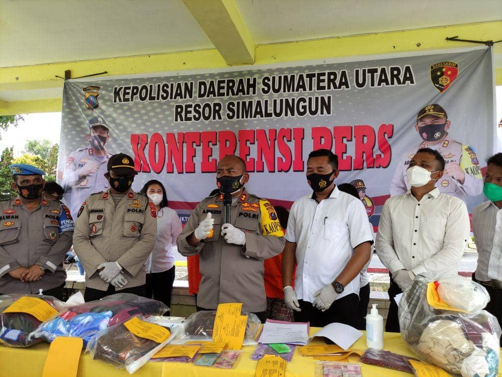 Kapolres Simalungun AKBP Agus Waluyo menunjukkan barang bukti (IDN Times/Patiar Manurung)