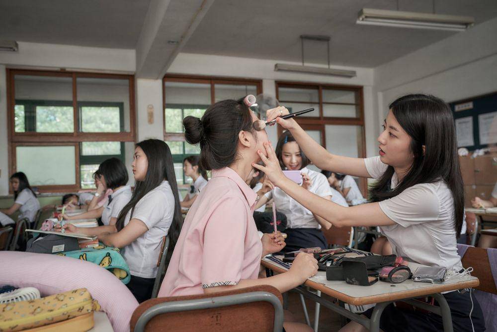Gambaran suasana kelas perempuan di film (hancinema.net)