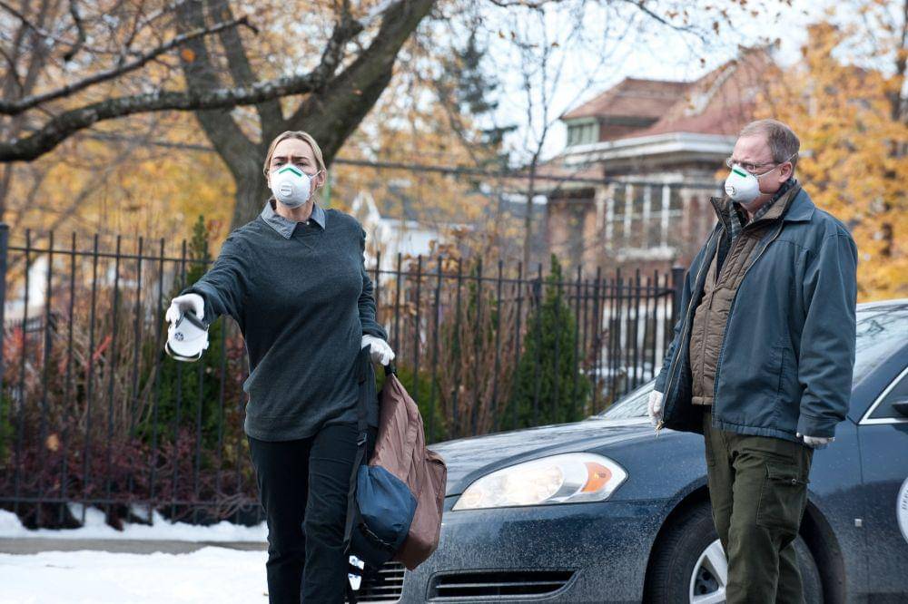 Manusia di film Contagion memakai masker agar terhindar dari virus (dok. Warner Bros via nytimes.com)