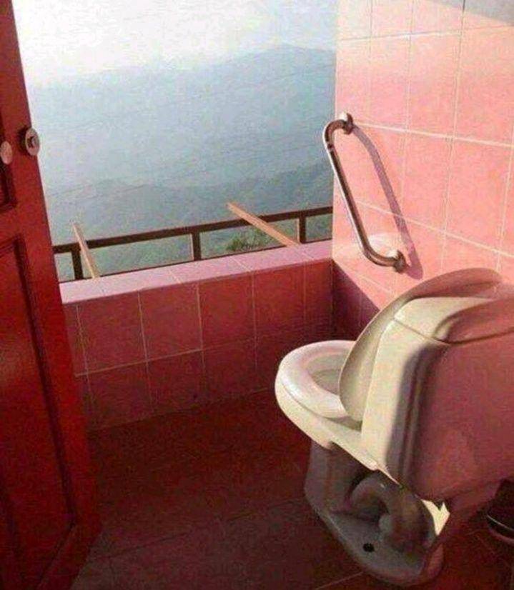 WC dengan pemandangan luar biasa (imgur.com/DroolingHomer)