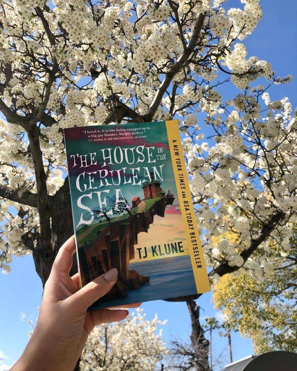 The House in the Cerulean Sea oleh TJ Klune (instagram.com/sleepy.gigi)