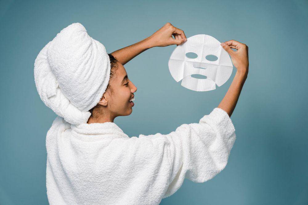 ilustrasi pemakaian sheet mask (pexels.com/Sora Shimazaki)