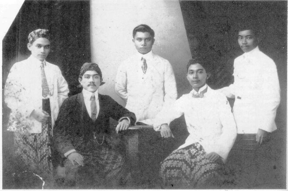 Alexander Andries Maramis (tengah, berdiri) berpose bersama beberapa anggota organisasi pelajar Perhimpoenan Indonesia. (Repro. "In het Land der overheerser" (Foris Publications, 1986))
