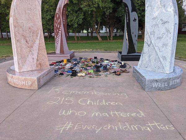 Ratusan sepatu anak-anak diletakkan di bekas sekolah asrama Indian Kamloops untuk mengenang tragedi ratusan anak-anak pribumi yang tewas. (Twitter.com/ahmadiyyacanada)
