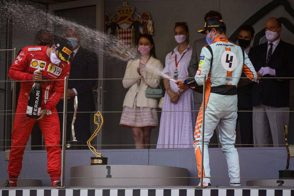 Carlos Sainz dan Lando Norris saat di podium GP Monako (twitter.com/Motorsport_TR)