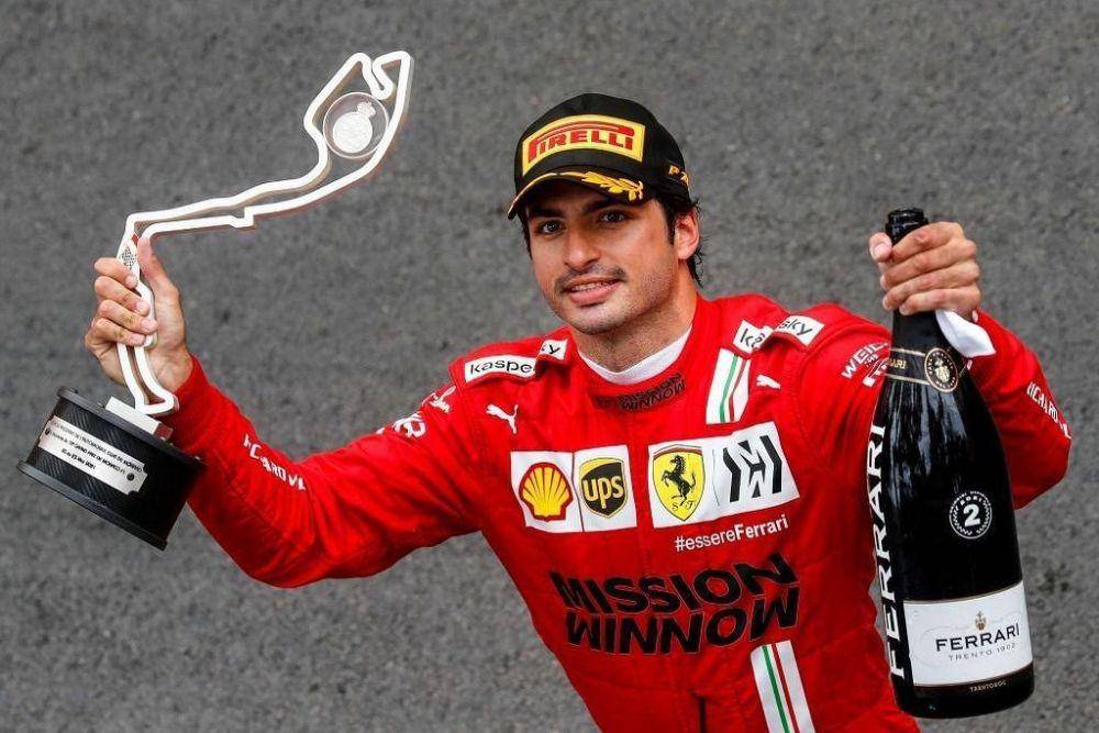 Carlos Sainz membawa piala setelah balapan GP Monako. (twitter.com/Carlossainz55)
