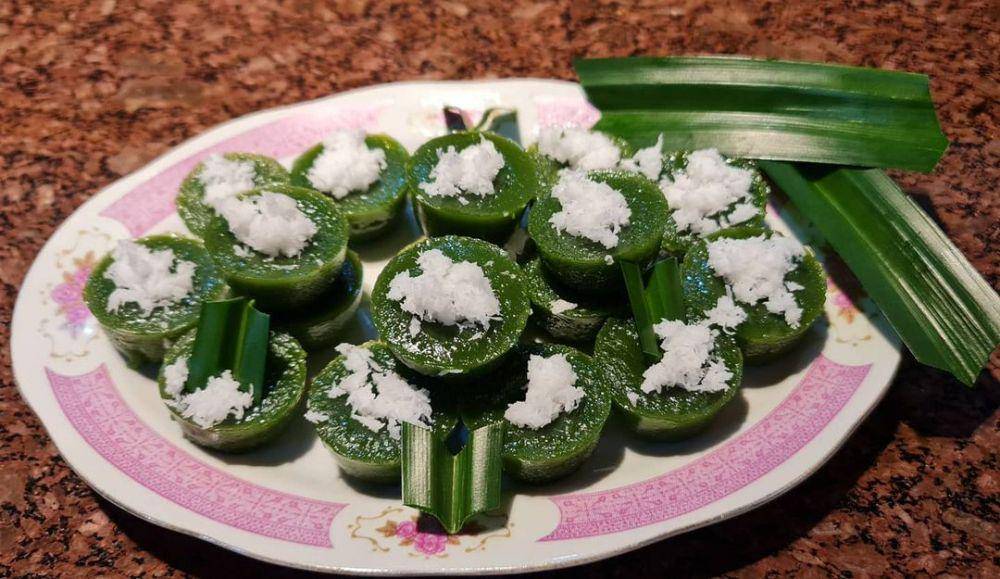 Kue lumpang (instagram.com/christinesastra)
