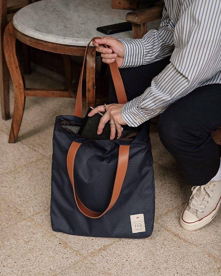 Produk tote bag dari Taylor Fine Goods (Instagram.com/taylorfinegoods)