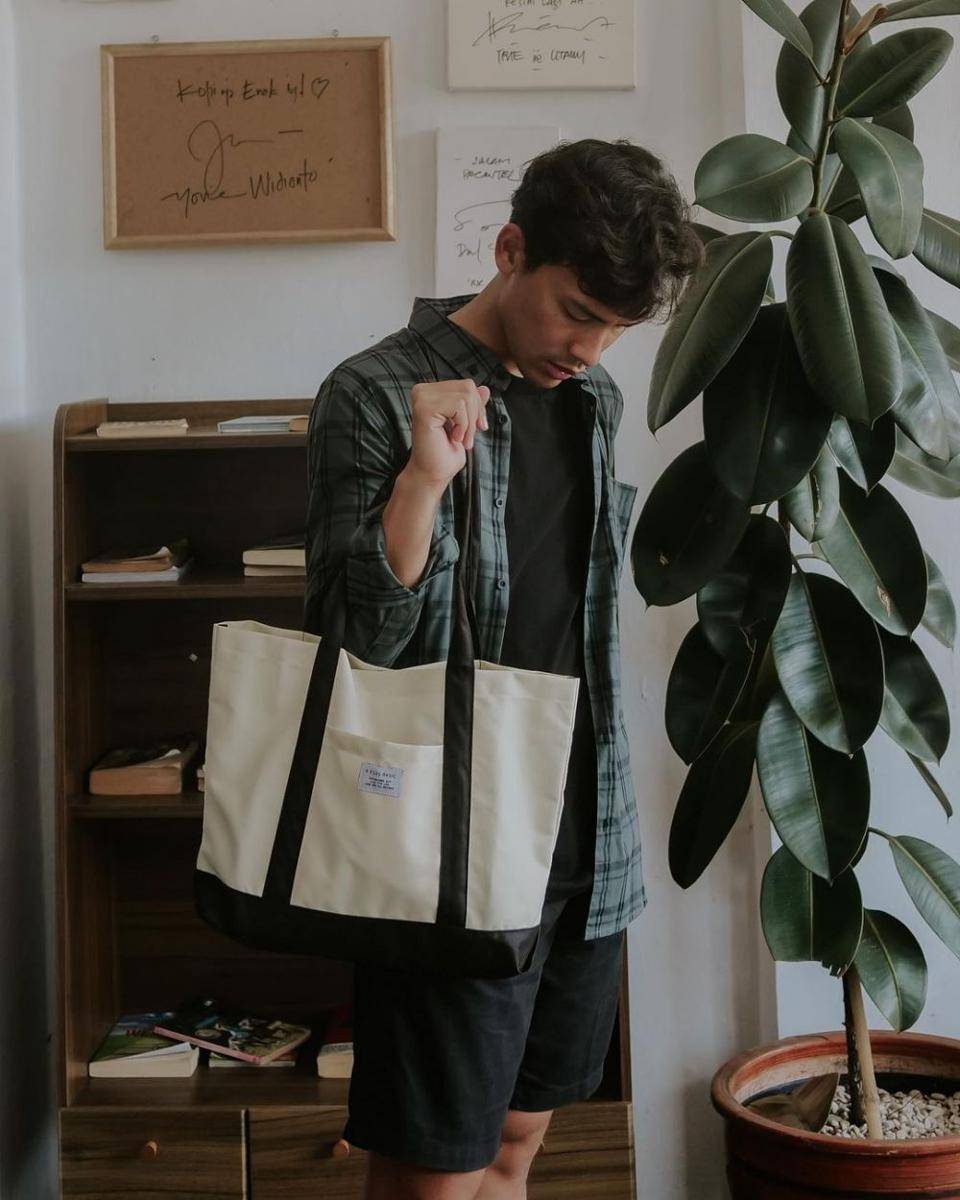Produk tote bag dari R+ Basic (Instagram.com/rplus.basic)