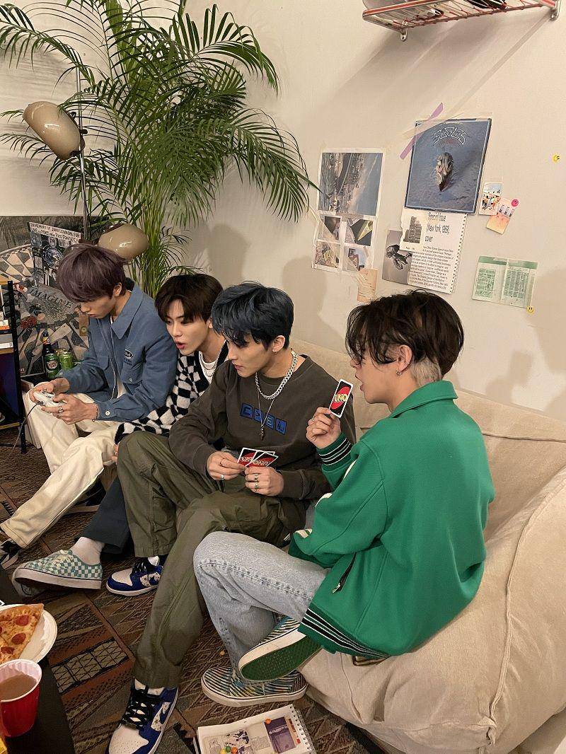 Renjun, Mark, Jaemin, dan Jisung NCT Dream di jacket behind the scene Hot Sauce. (twitter.com/NCTsmtown_DREAM)