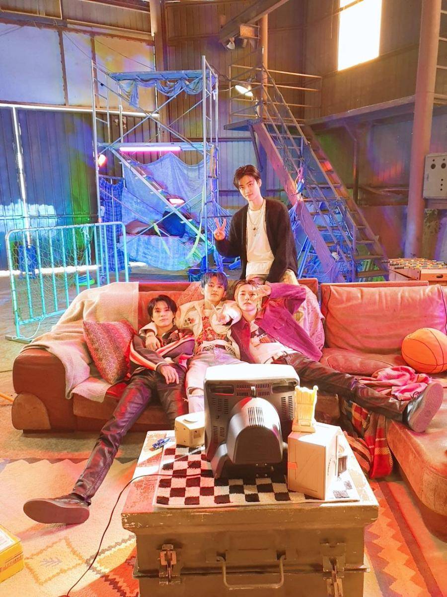 Jeno, Mark, Renjun, dan Jaemin NCT Dream di belakang layar MV "Rainbow". (twitter.com/NCTsmtown_DREAM)