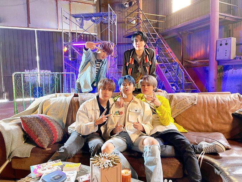 Haechan, Mark, Chenle, Jisung, dan Jeno NCT Dream di belakang layar MV "Rainbow". (twitter.com/NCTsmtown_DREAM)