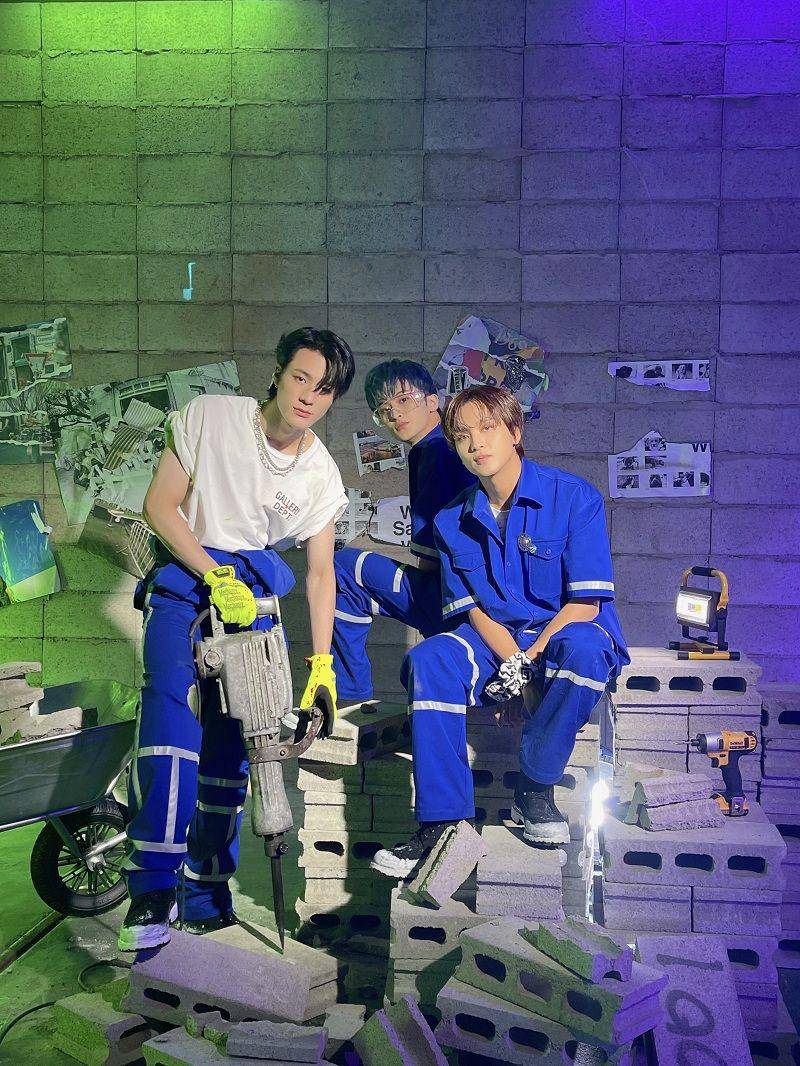 Jeno, Mark, dan Haechan NCT Dream di belakang layar MV "Diggity". (twitter.com/NCTsmtown_DREAM)