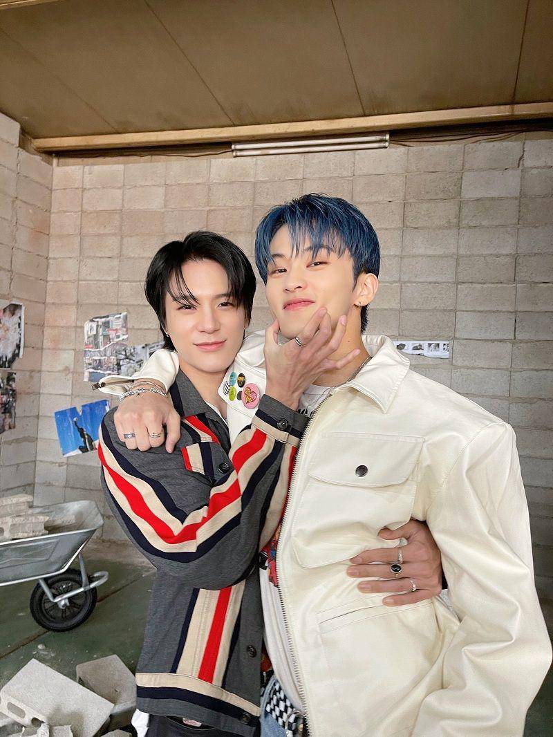 Jeno dan Mark NCT Dream di belakang layar MV "Rainbow". (twitter.com/NCTsmtown_DREAM)