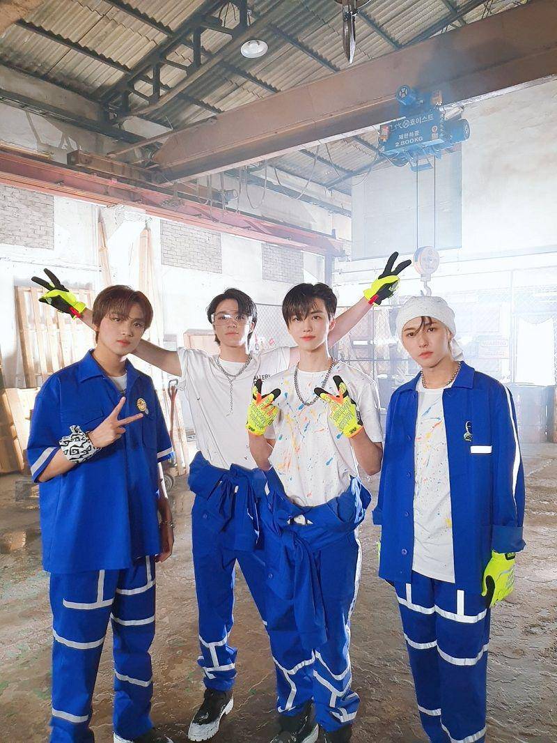 Haechan, Jeno, Jaemin, dan Renjun NCT Dream di belakang layar MV "Diggity". (twitter.com/NCTsmtown_DREAM)