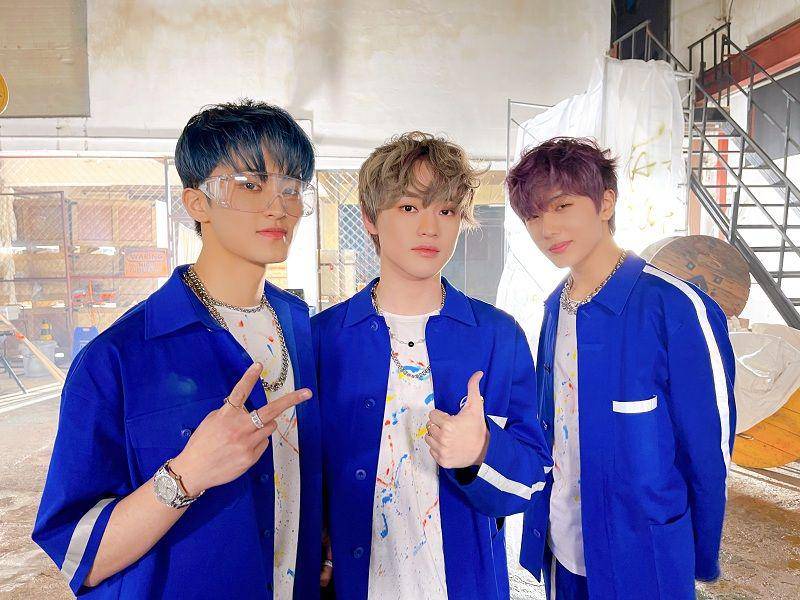 Mark, Chenle, dan Jisung NCT Dream di belakang layar MV "Diggity". (twitter.com/NCTsmtown_DREAM)
