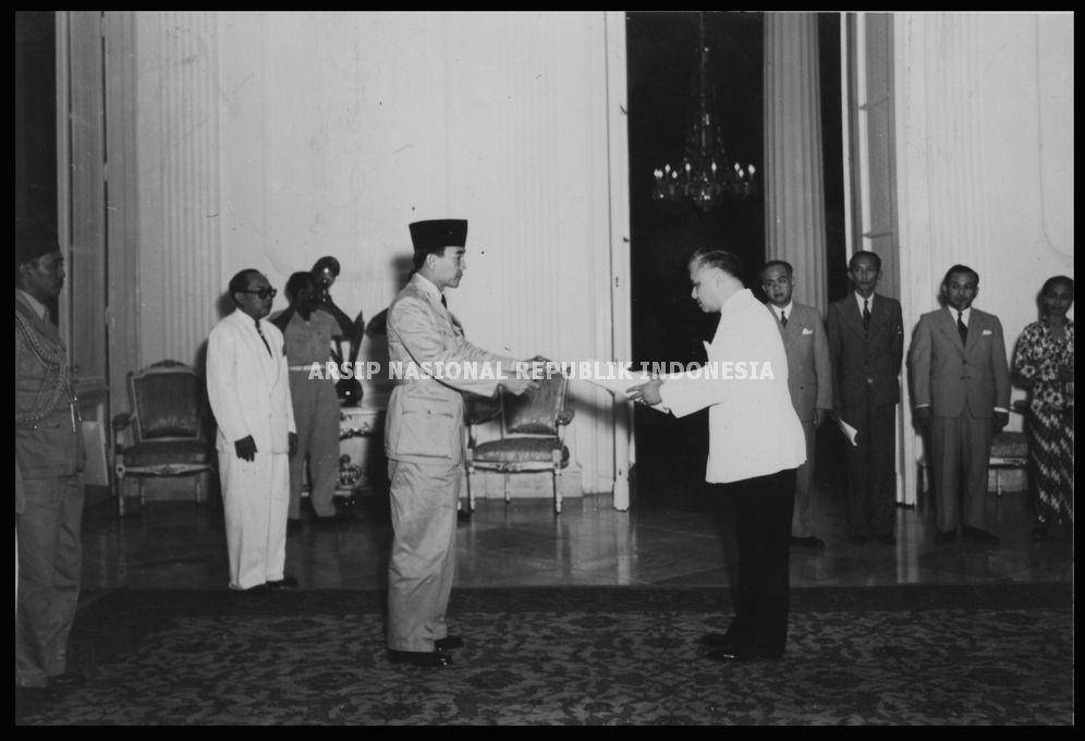 Presiden Soekarno menyerahkan surat pengangkatan sebagai Duta Besar Indonesia untuk Filipina kepada A.A. Maramis pada 20 Februari 1950. (Arsip Nasional Republik Indonesia)