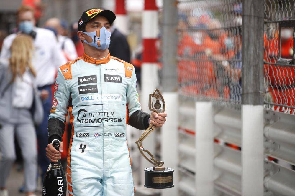Lando Norris membawa piala usai GP Monako (twitter.com/McLarenF1)