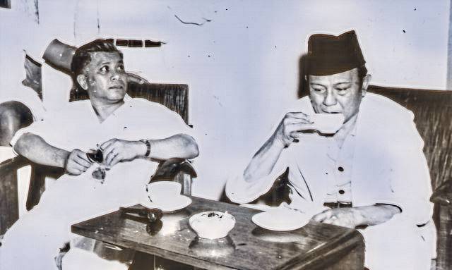Alexandrer Andries Maramis (kiri) sedang bersantai bersama Gubernur Sulawesi, Dr. Sam Ratulangie (kanan), dalam foto yang tak diketahui kapan diambil. (Dok. Istimewa)