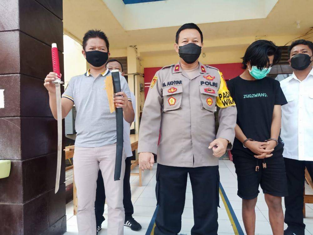 Kapolsek Tambaksari Kompol M Akhyar saat konferensi pers tawuran geng remaja, Selasa (1/6/2021). Dok istimewa.
