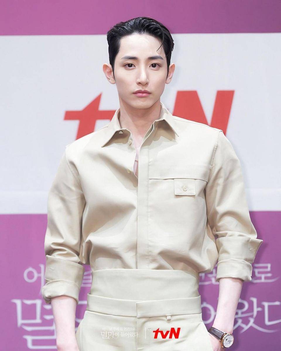 Lee Soo Hyuk di Press Conference drama Doom At Your Service (instagram.com/tvndrama.official)