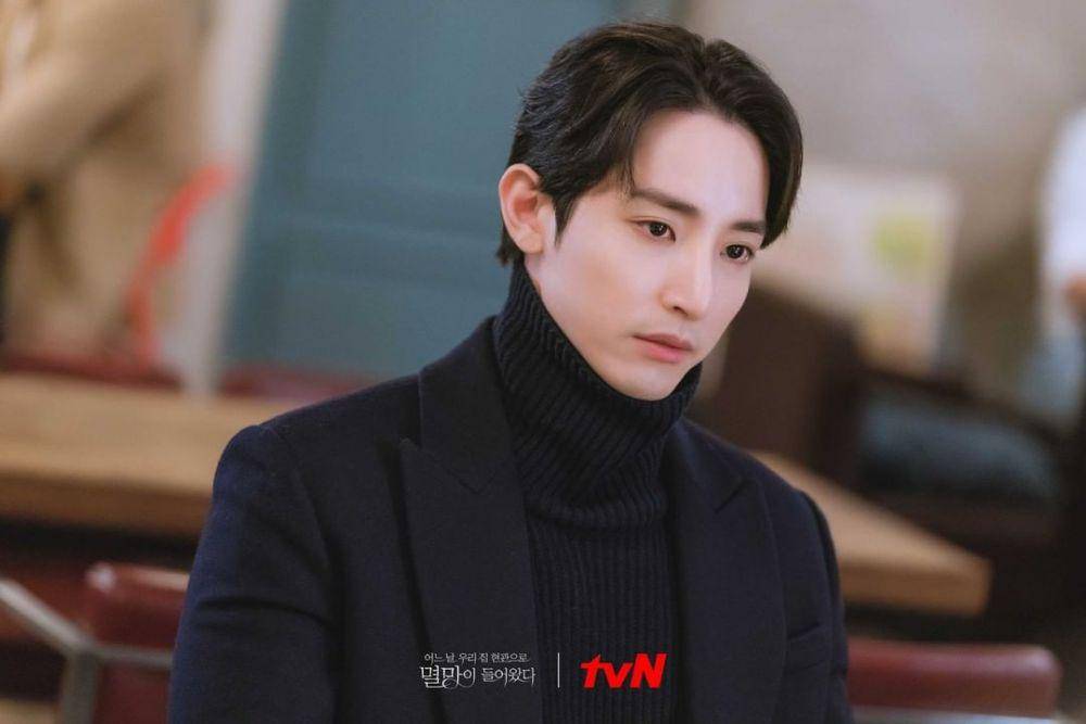 Lee Soo Hyuk dalam cuplikan drama Doom At Your Service (dok. tvN via instagram.com/tvndrama.official)