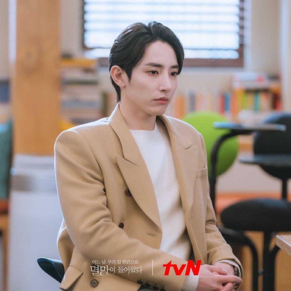 Lee Soo Hyuk dalam cuplikan drama Doom At Your Service (dok. tvN via instagram.com/tvndrama.official)