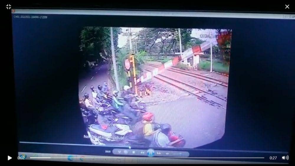 Tangkapan layar CCTV bus Transjakarta yang tersangkut di jalur kereta (dok. Humas PT TransJakarta)