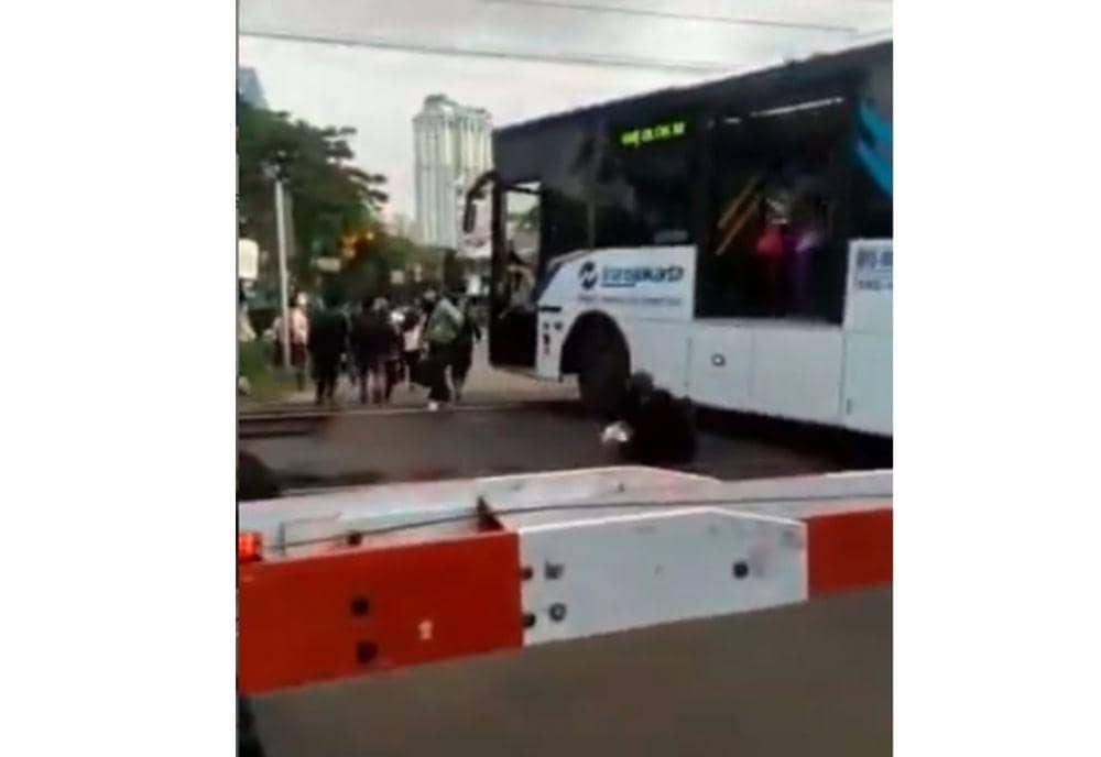 Bus Transjakarta yang tersangkut di jalur kereta (instagram.com/Jakartaterkini)