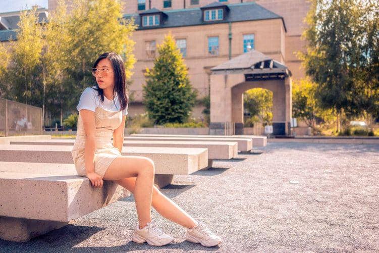 Ilustrasi seorang perempuan duduk menengok (unsplash.com/mauveine)