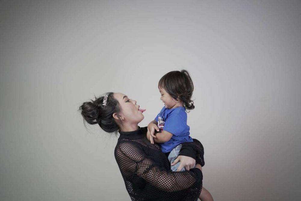 Happy Asmara dan adik bungsunya (instagram.com/happy_asmara77)