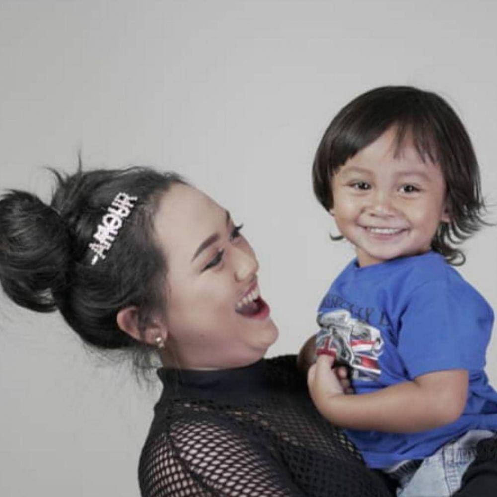 Happy Asmara dan adik bungsunya (instagram.com/babyciio)