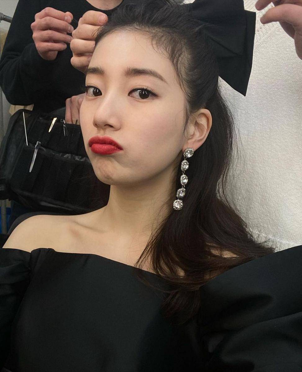 potret Suzy dengan outfit hitam (instagram.com/skuukzky)