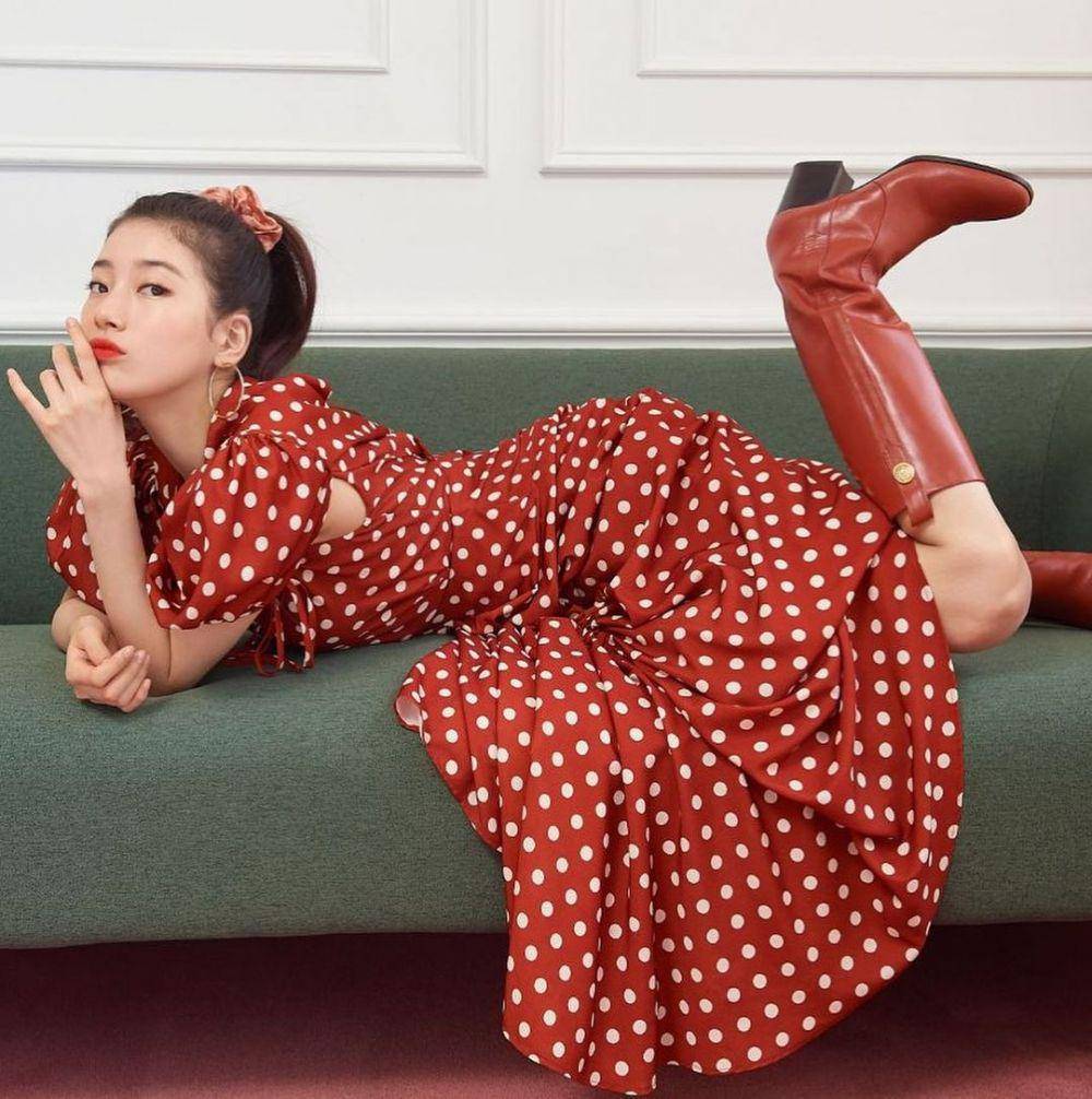 potret Suzy dengan outfit merah (instagram.com/skuukzky)