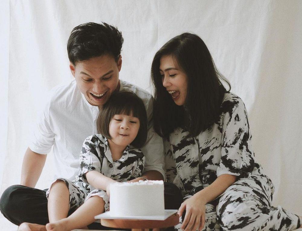 9 Potret Rendy Pandugo dan Istri Saat Momong Buah Hati