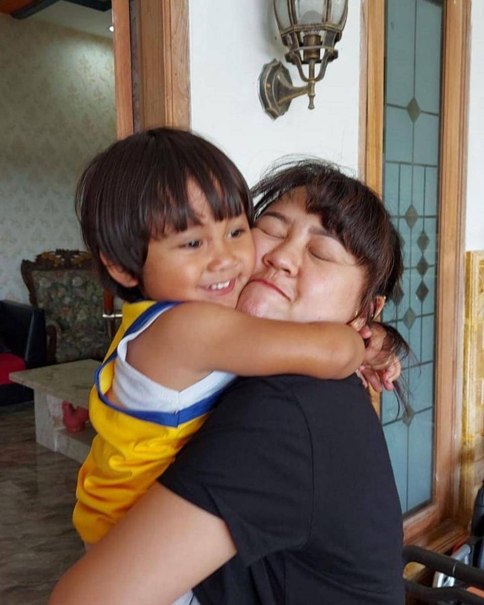 Happy Asmara dan adik bungsunya (instagram.com/babyciio)