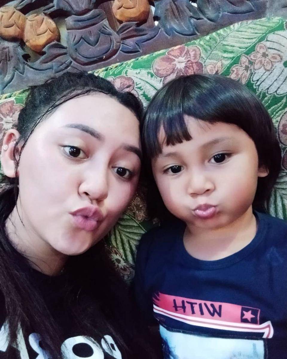 Happy Asmara dan adik bungsunya (instagram.com/babyciio)