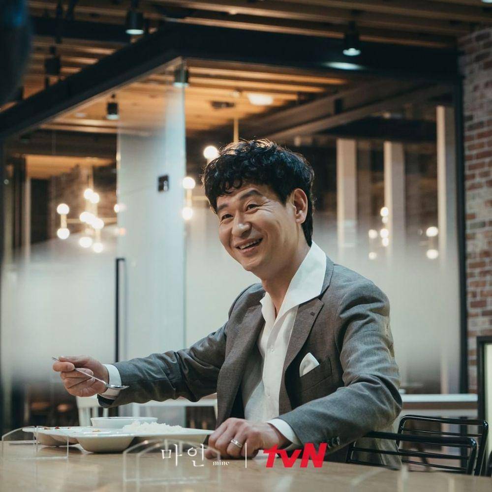 Park Hyuk Kwon di drama Mine (instagram.com/tvndrama.official)