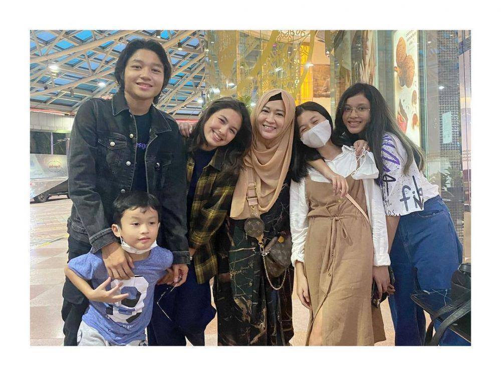 Saskia Chadwick dan keluarga Kiesha Alvaro (instagram.com/okieagustina_)